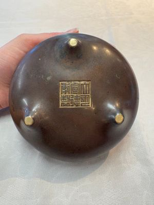 A Chinese bronze tripod censer, Xuande mark, 17/18th C. — photo 6