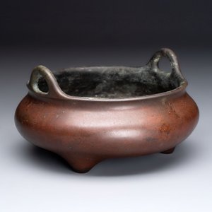 A Chinese bronze tripod censer, Xuande mark, 17/18th C. — photo 1