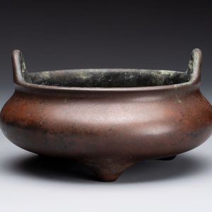 A Chinese bronze tripod censer, Xuande mark, 17/18th C. — photo 2