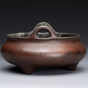 A Chinese bronze tripod censer, Xuande mark, 17/18th C. — photo 3
