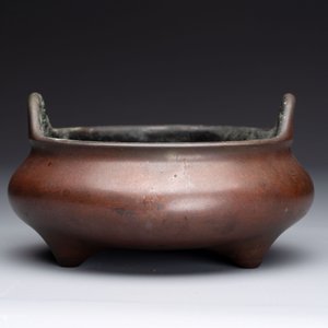 A Chinese bronze tripod censer, Xuande mark, 17/18th C. — photo 4