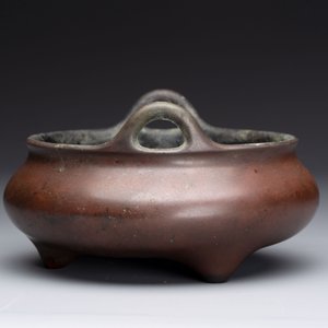 A Chinese bronze tripod censer, Xuande mark, 17/18th C. — photo 5