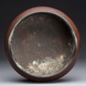 A Chinese bronze tripod censer, Xuande mark, 17/18th C. — photo 6