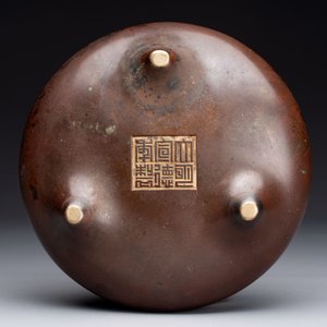 A Chinese bronze tripod censer, Xuande mark, 17/18th C. — photo 7