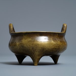 A Chinese bronze tripod censer, Xuande mark, 18/19th C. — photo 2