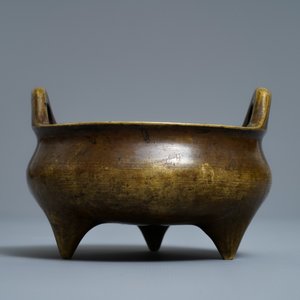 A Chinese bronze tripod censer, Xuande mark, 18/19th C. — photo 4