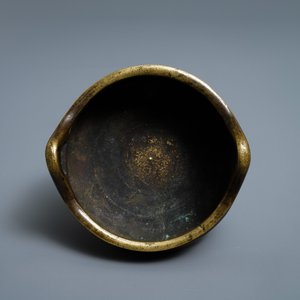 A Chinese bronze tripod censer, Xuande mark, 18/19th C. — photo 6