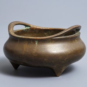 A Chinese bronze tripod censer, Xuande mark, 18/19th C. — 照片 6