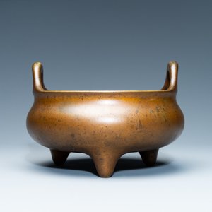 A Chinese bronze tripod censer, Xuande mark, 18th C. — photo 2