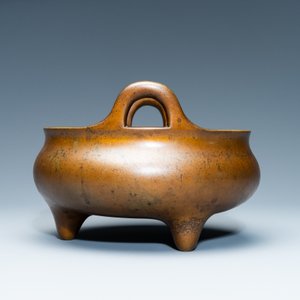 A Chinese bronze tripod censer, Xuande mark, 18th C. — photo 3