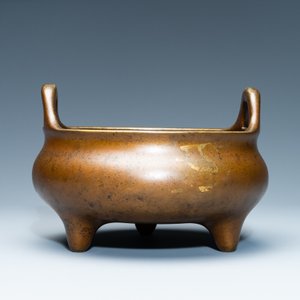 A Chinese bronze tripod censer, Xuande mark, 18th C. — photo 4