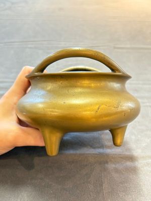 A Chinese bronze tripod censer, Xuande mark, 18th C. — photo 2