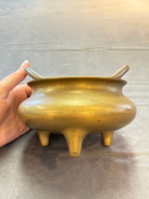 A Chinese bronze tripod censer, Xuande mark, 18th C. — photo 3