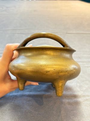A Chinese bronze tripod censer, Xuande mark, 18th C. — photo 4