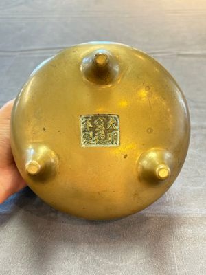 A Chinese bronze tripod censer, Xuande mark, 18th C. — photo 6