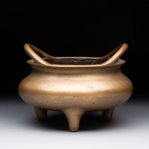 A Chinese bronze tripod censer, Xuande mark, 18th C. — photo 1