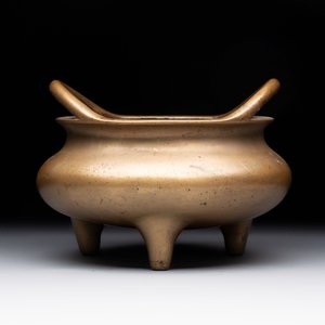 A Chinese bronze tripod censer, Xuande mark, 18th C. — photo 2