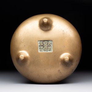 A Chinese bronze tripod censer, Xuande mark, 18th C. — photo 7