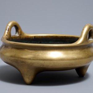 A Chinese bronze tripod censer, Xuande mark, 18th C. — photo 7