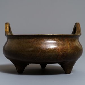 A Chinese bronze tripod censer, Xuande mark, 19th C. — 照片 1