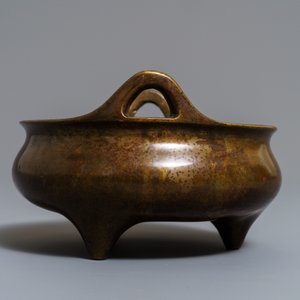 A Chinese bronze tripod censer, Xuande mark, 19th C. — 照片 2