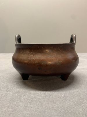 A Chinese bronze tripod censer, Xuande mark, Ming — photo 1