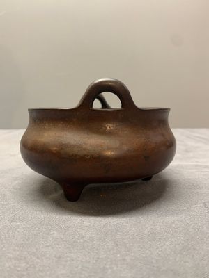 A Chinese bronze tripod censer, Xuande mark, Ming — photo 2