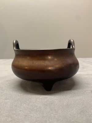 A Chinese bronze tripod censer, Xuande mark, Ming — photo 3