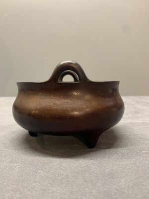 A Chinese bronze tripod censer, Xuande mark, Ming — photo 4