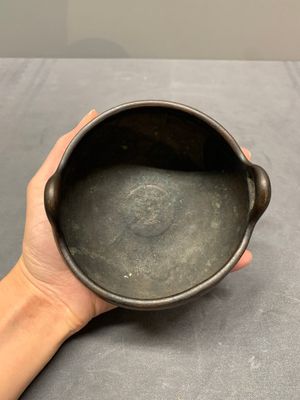 A Chinese bronze tripod censer, Xuande mark, Ming — photo 5