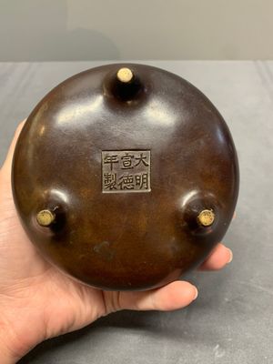 A Chinese bronze tripod censer, Xuande mark, Ming — photo 6