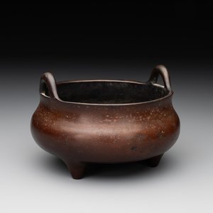 A Chinese bronze tripod censer, Xuande mark, Ming — photo 1