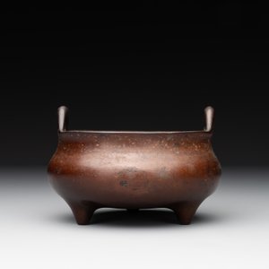 A Chinese bronze tripod censer, Xuande mark, Ming — photo 2