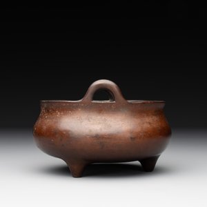 A Chinese bronze tripod censer, Xuande mark, Ming — photo 3
