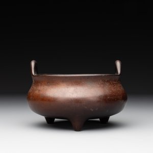 A Chinese bronze tripod censer, Xuande mark, Ming — photo 4