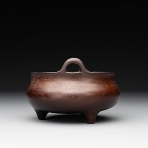 A Chinese bronze tripod censer, Xuande mark, Ming — photo 5
