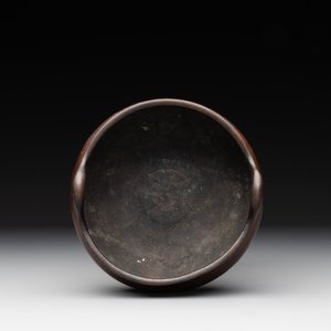 A Chinese bronze tripod censer, Xuande mark, Ming — photo 6