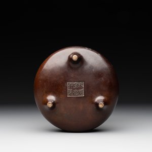 A Chinese bronze tripod censer, Xuande mark, Ming — photo 7