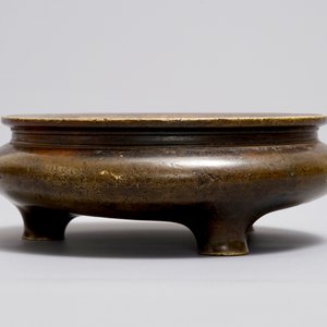 A Chinese bronze tripod censer, Xuande mark, Ming — photo 2