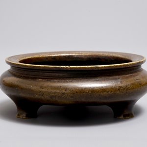 A Chinese bronze tripod censer, Xuande mark, Ming — photo 7