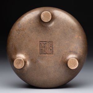 A Chinese bronze tripod censer, Yan Zhai 砚斋 mark, 18/19th C. — 照片 6