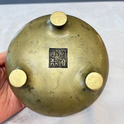 A Chinese bronze tripod censer — photo 9