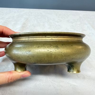 A Chinese bronze tripod censer — photo 2