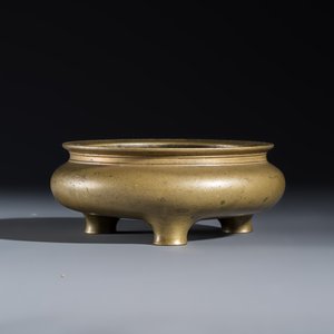 A Chinese bronze tripod censer — photo 2