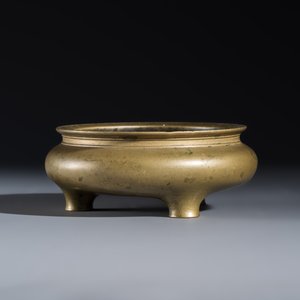 A Chinese bronze tripod censer — photo 3