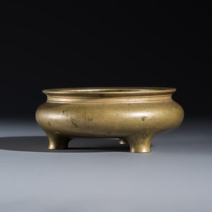 A Chinese bronze tripod censer — photo 4
