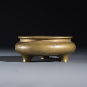 A Chinese bronze tripod censer — photo 5