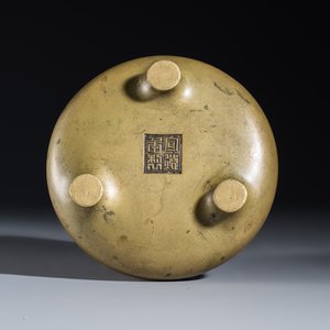 A Chinese bronze tripod censer — photo 7