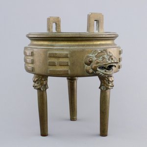 A Chinese bronze tripod incense burner with trigrams, 18/19th C. — photo 1