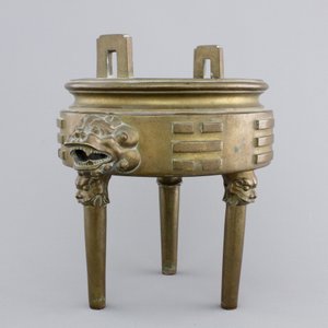 A Chinese bronze tripod incense burner with trigrams, 18/19th C. — photo 2